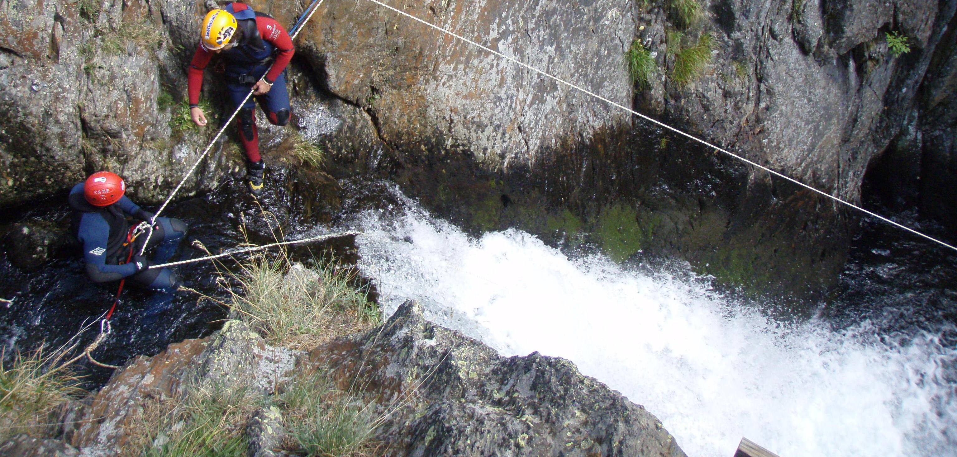 CURSO BÁSICO EN DESCENSO DE BARRANCOS